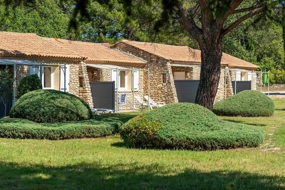 Rental with terrace and pool in La Roque-sur-Pernes, Vaucluse