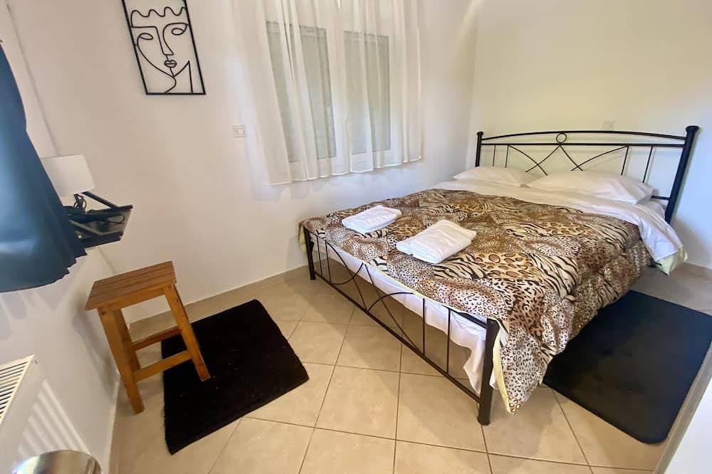 Private Home 10min away from Athens Int Airport. Beach 150meters away in Artemida, Regionalbezirk Ostattika