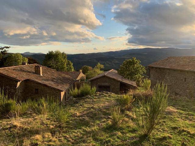 Location de vacances pour 8 personnes, avec vue et jardin à Gluiras