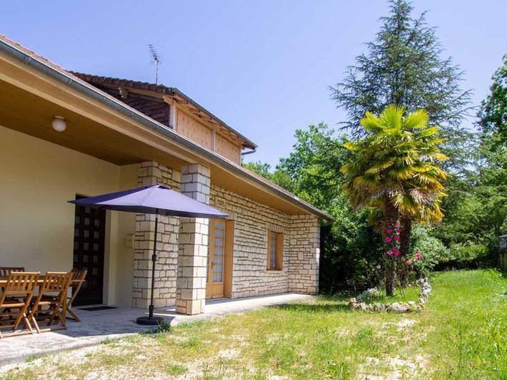 Location de vacances pour 6 personnes, avec terrasse et jardin à Borrèze