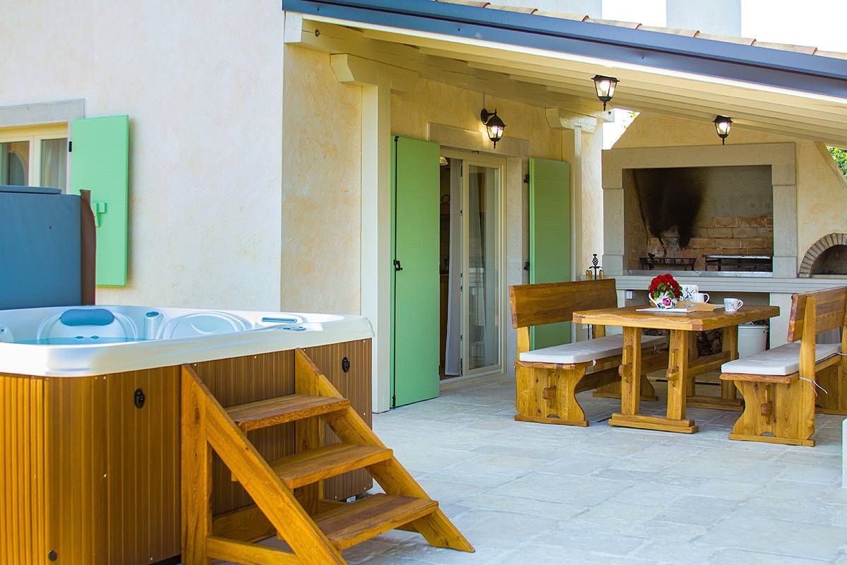 Villa Luca with pool and jacuzzi in Krk Stadt, Krk