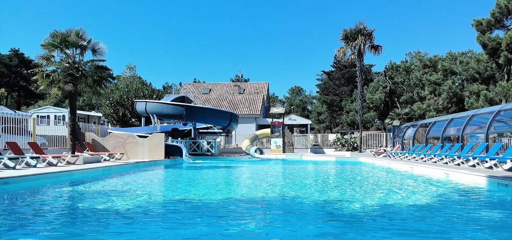 Camping pour 4 personnes, avec piscine et terrasse