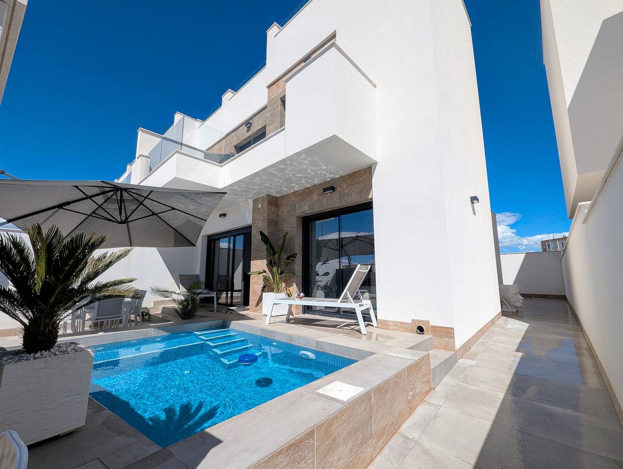Casa Vacacional 'R-40-C Villa Moderna' con Piscina Privada, Wi-Fi y Aire Acondicionado in Los Montesinos, Costa Blanca