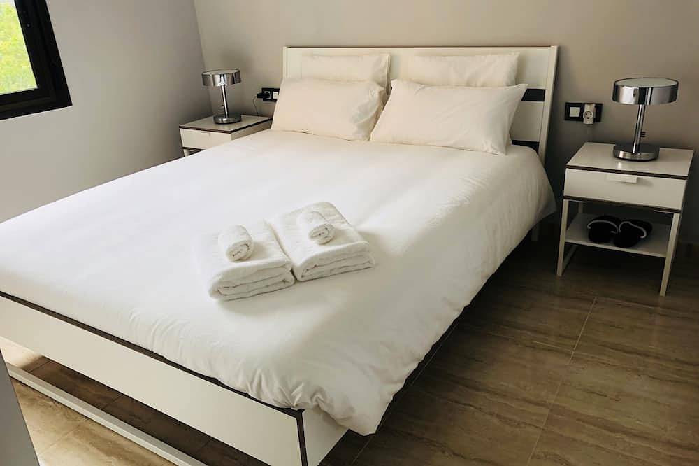 Entire apartment, Brand New, 8 Min Walk To The Beach & Free Parking! in Barcelona, Barcelonès