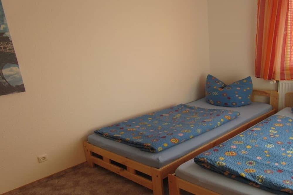 Ganze Wohnung, Kinderfreundliche Ferienwohnung mit Terasse, 800m bis zum Strand in Groß Schwansee, Kalkhorst