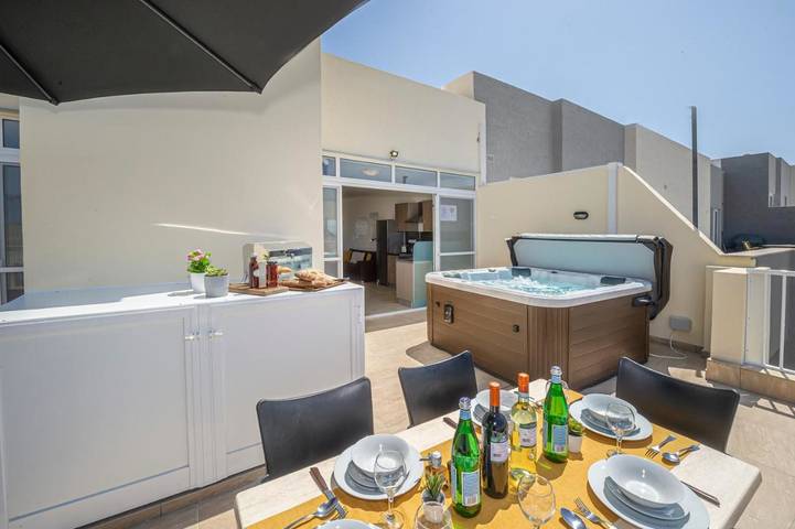 Ferienwohnung für 9 Personen, mit Balkon und Pool sowie Whirlpool