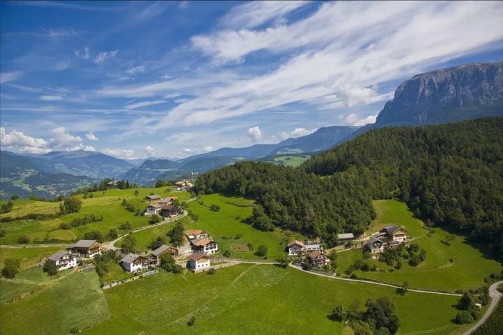 Appartamento "Zimmer Tschafon Wieserhof" con vista montagna, terrazza privata e Wi-Fi in Aica di Sopra, Fiè allo Sciliar