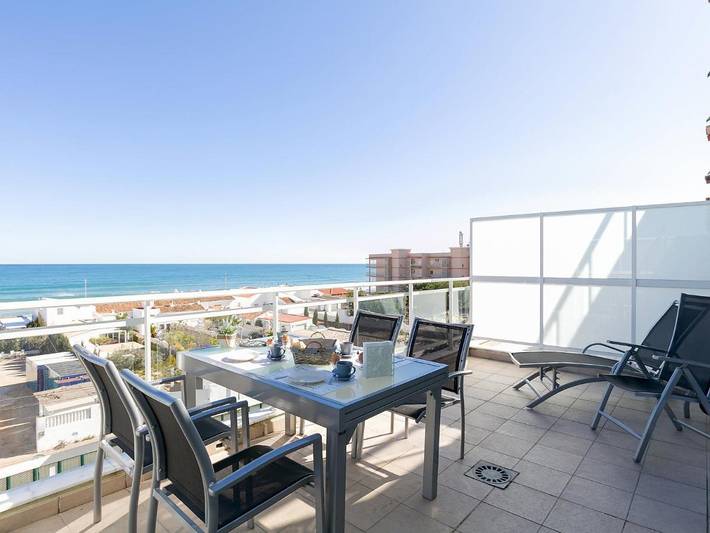 Gîte pour 6 personnes, avec Terrasse ainsi que Jardin et Piscine dans Les Deveses - 2