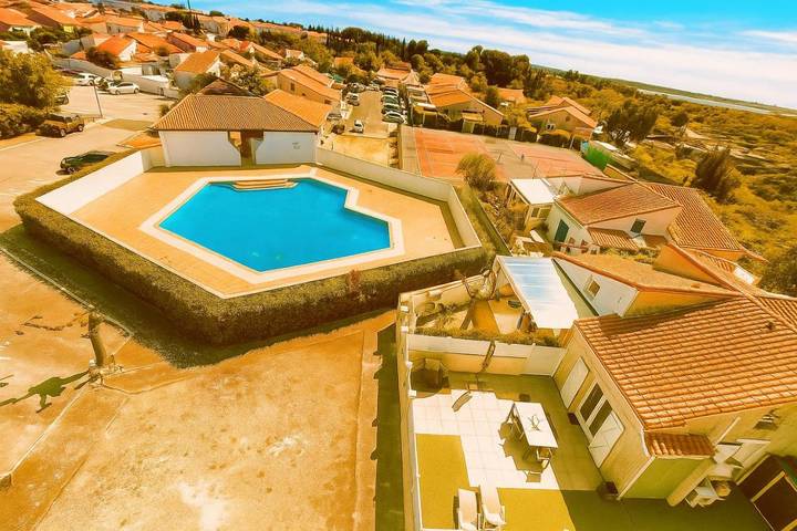 Appartement de vacances pour 5 personnes, avec piscine ainsi que terrasse et jardin