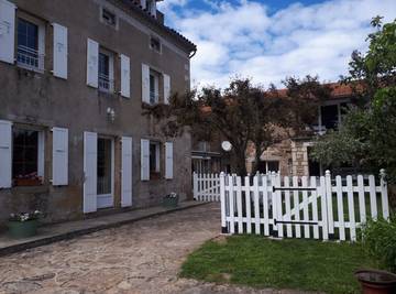 Gîte pour 15 personnes, avec terrasse à Naussac