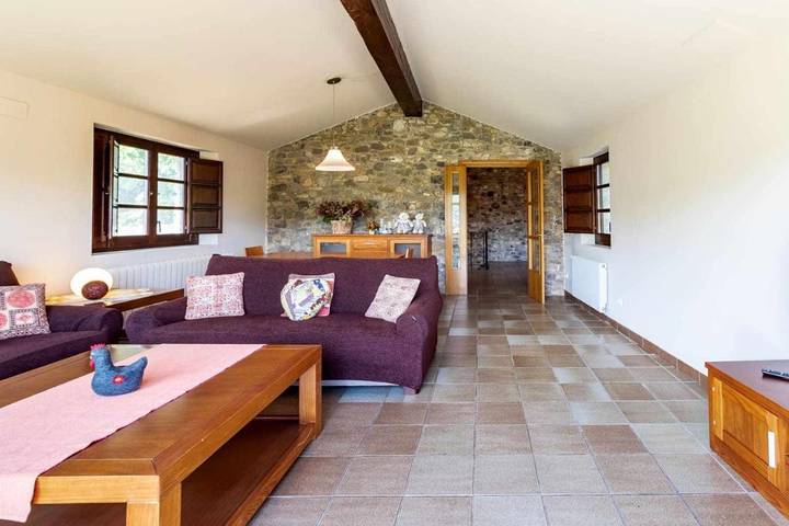 Casa de vacaciones para 10 personas, con piscina además de jardín y vistas, Se admiten mascotas en Garrotxa - 3