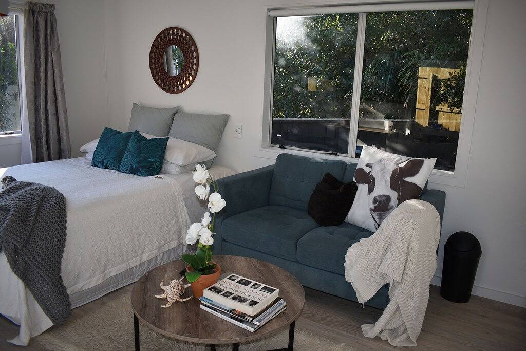 Beach, Cafes, Golf, Sun & Privacy at Paraparaumu Beachside Studio w sea view in Paraparaumu, Kapiti Coast District