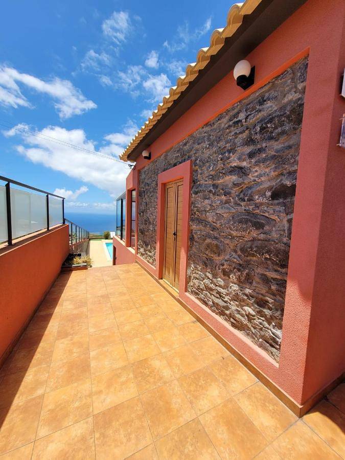 Location de vacances pour 8 personnes, avec piscine ainsi que vue et jardin à Ponta Do Pargo - 2