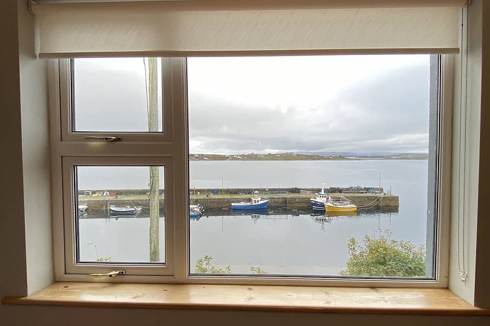 Cottage 457 - Roundstone - sleeps 6 guests  in 3 bedrooms in Roundstone, Connemara