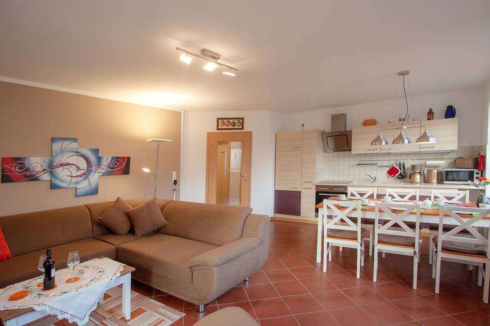 Ganze Wohnung, Moderne Ferienwohnung 250 m  bis zum See, Südterrasse und Grill, voll umzäunt. in Fleeth, Mirow