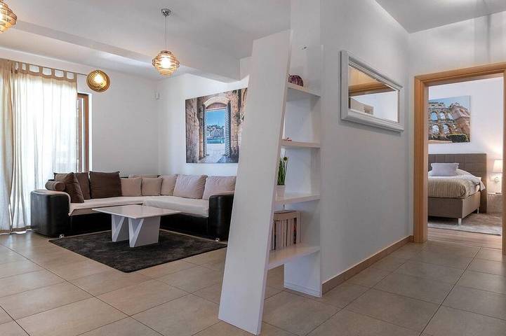 Lovely home in Kavran with private swimming pool, can be inside or outside in Marčana, Südküste Istrien