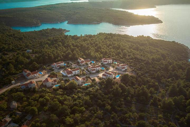 Villa pour 10 personnes, avec jardin et piscine, animaux acceptés à Stari Grad - 4