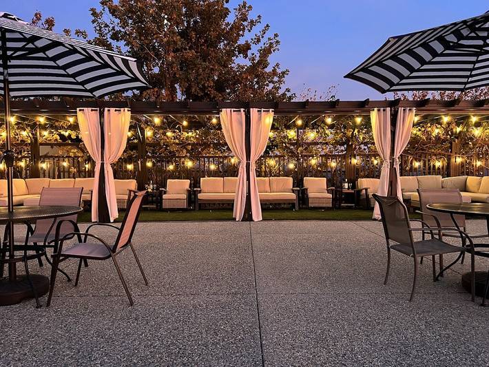 Vacation rental for 12 people, with hot tub and yard, with pets in Northern California