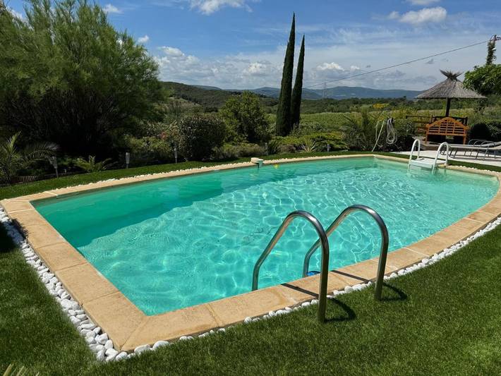 Location de vacances pour 3 personnes, avec jardin ainsi que piscine et vue à Bosc