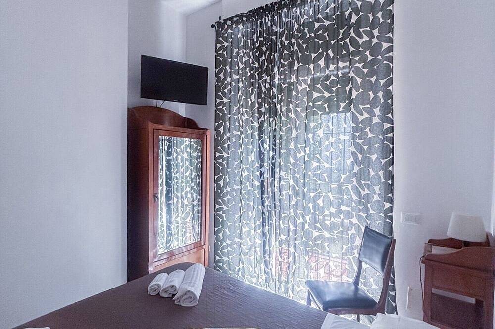 Entire apartment, Margherita Room – Double with Shared Garden, Wi-Fi & Air Conditioning in Prato, Prato Province