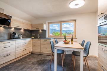 Ferienwohnung für 11 Personen, mit Ausblick und Balkon in Ehenbichl