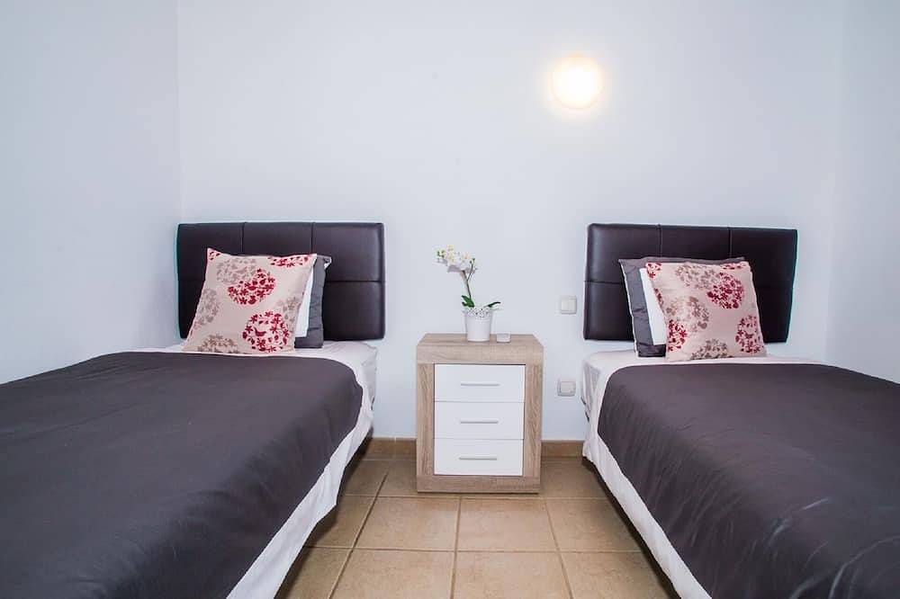 Villa Cara: Beautiful modern villa with gated heated pool & air con. in Playa Blanca, Yaiza