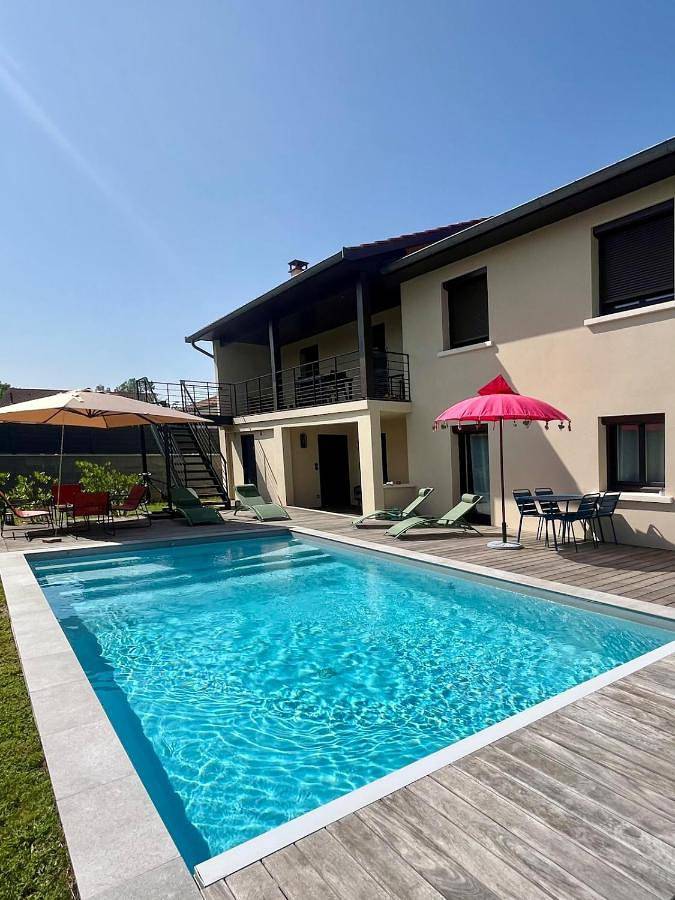 Gîte pour 4 personnes, avec Terrasse ainsi que Jardin et Piscine à Arnas
