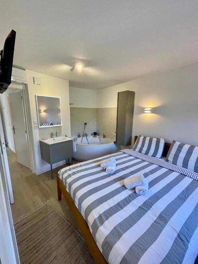 Gîte pour 5 personnes, avec jardin ainsi que jacuzzi et piscine dans Plage La Badine - 2