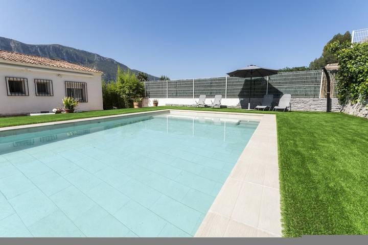 Casa rural para 8 personas, con jardín y terraza en Bárig