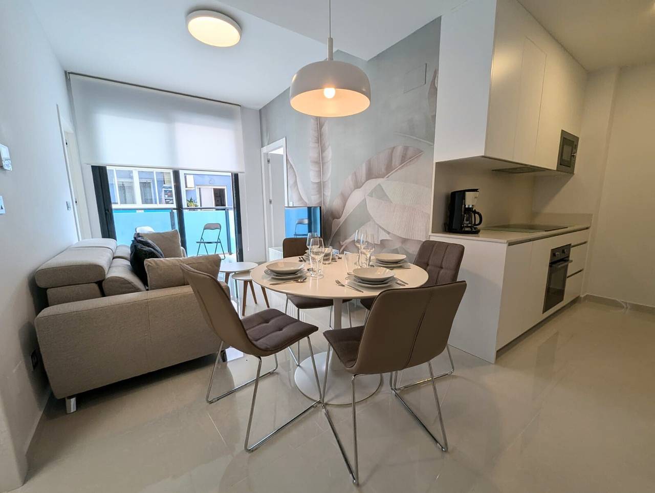 Ολόκληρο το διαμέρισμα, Villa 'R-60-A Maestro' with Shared Pool, Wi-Fi and Air Conditioning in Torrevieja Centre, Torrevieja