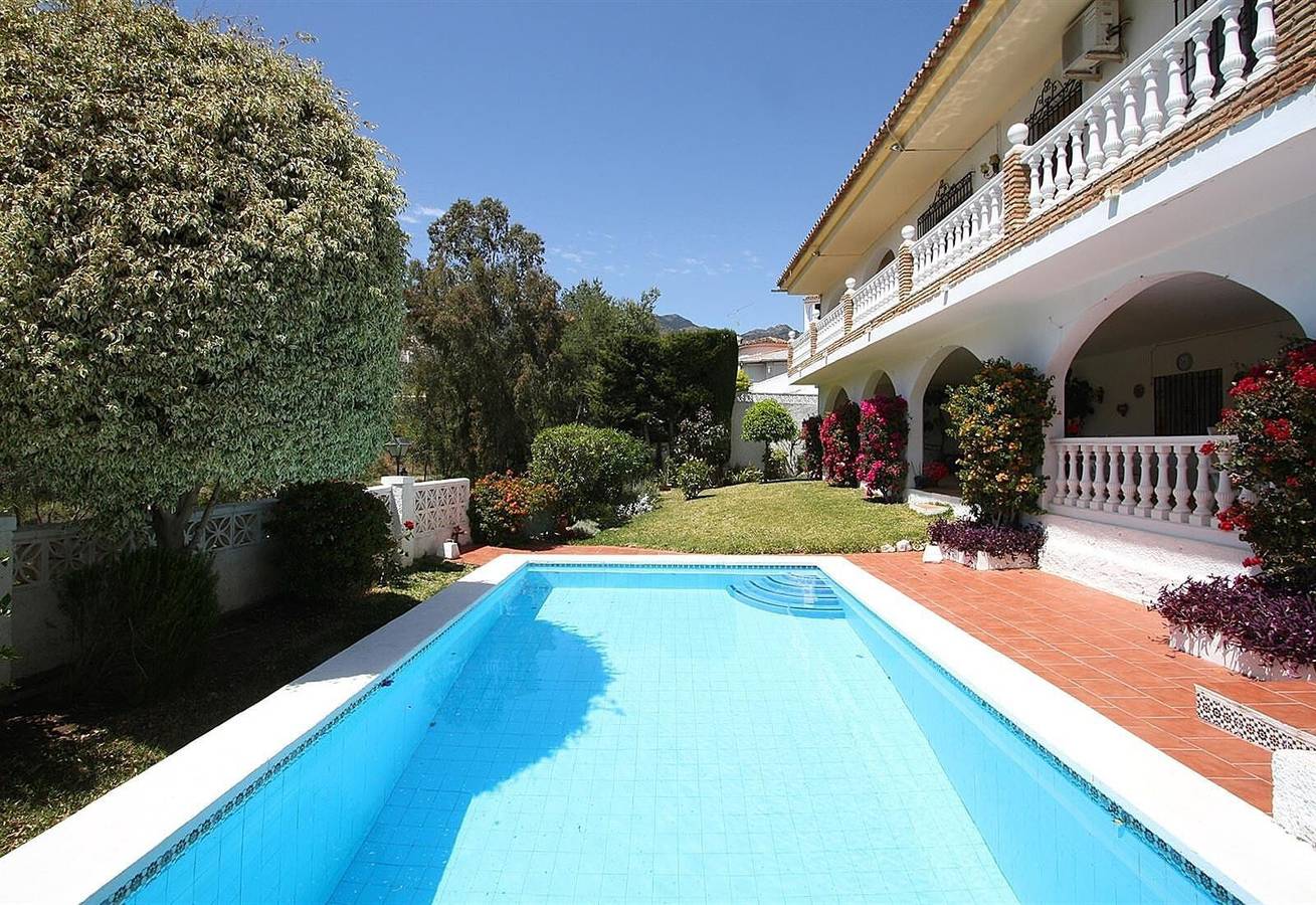 Villa 'Andalusian Style' con vista sulle montagne, Wi-Fi e aria condizionata in Torrequebrada, Benalmádena