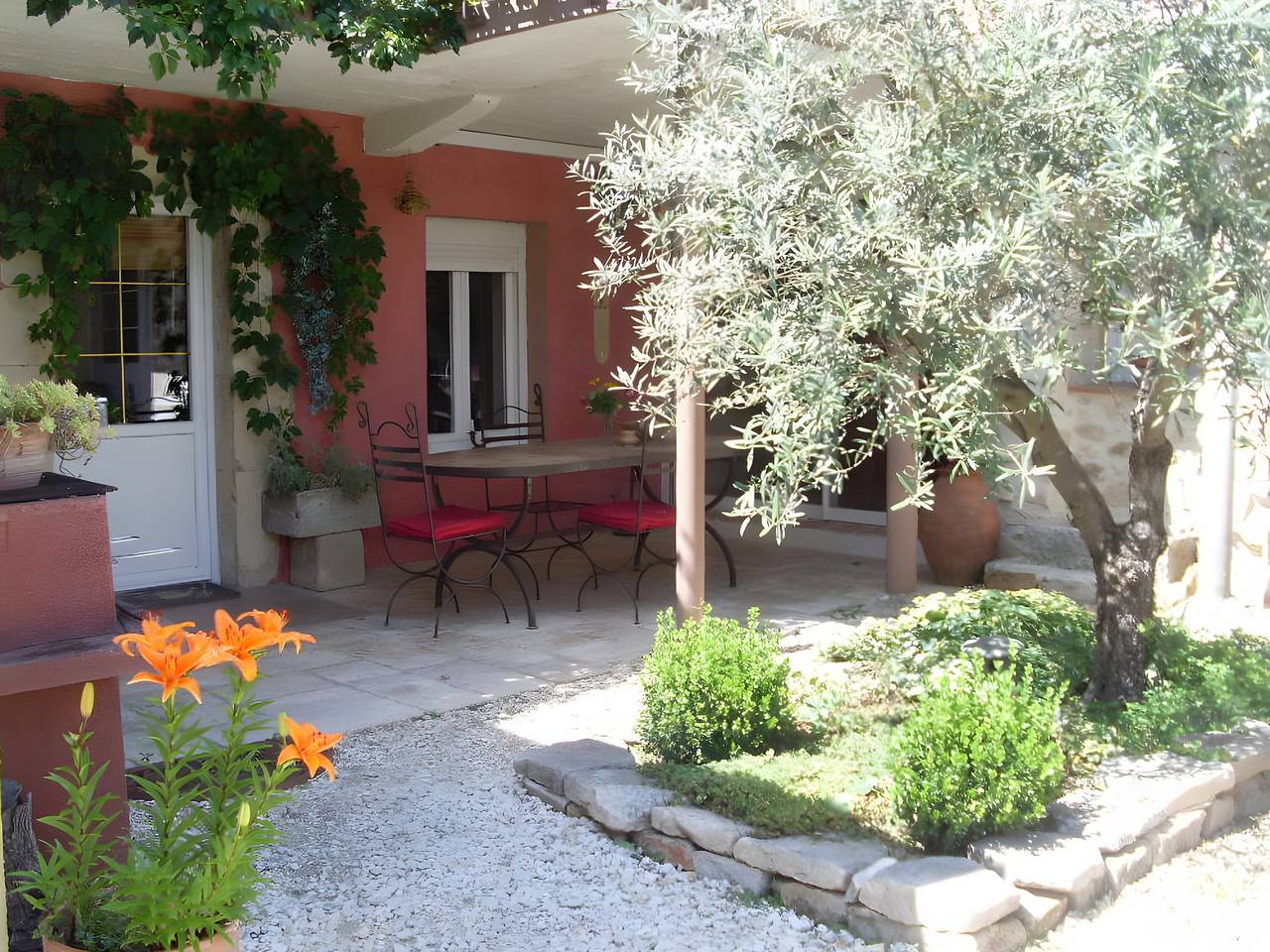 Gîte 'Chez Mamé Marthe' con piscina compartida, Wi-Fi y aire acondicionado in Vallon-Pont-d'Arc, Gorges de l’Ardèche