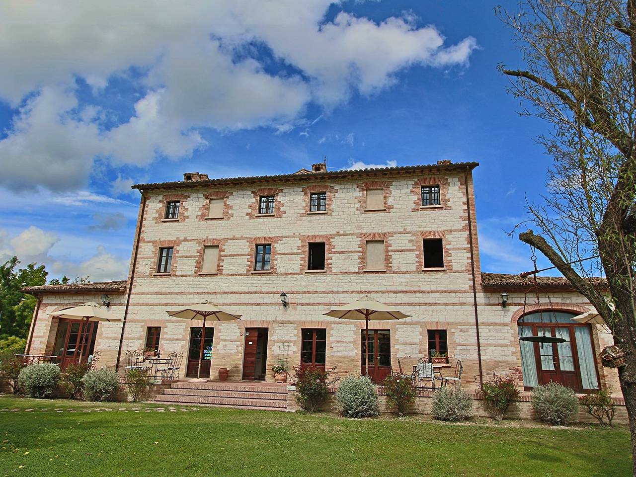 Cottage a Urbania con piscina e terrazza in Urbania, Valle del Metauro