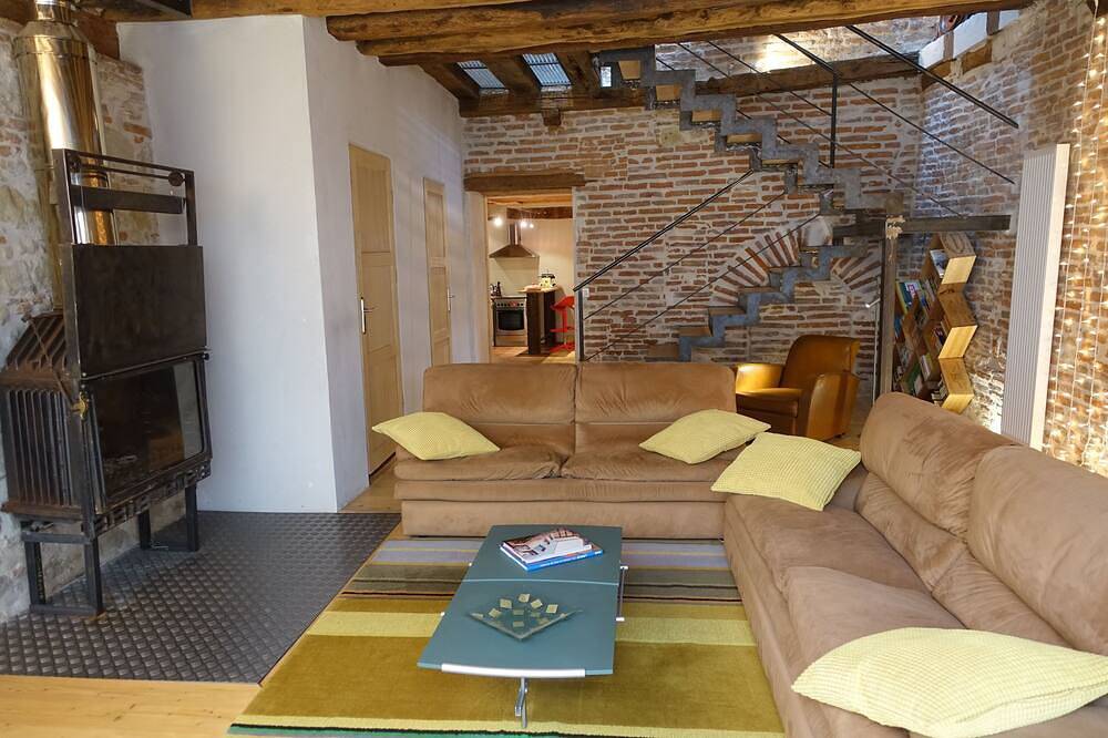 Chambre rouge-Double room-Deluxe-Private Bathroom-Courtyard view in Lavaur, Castres region