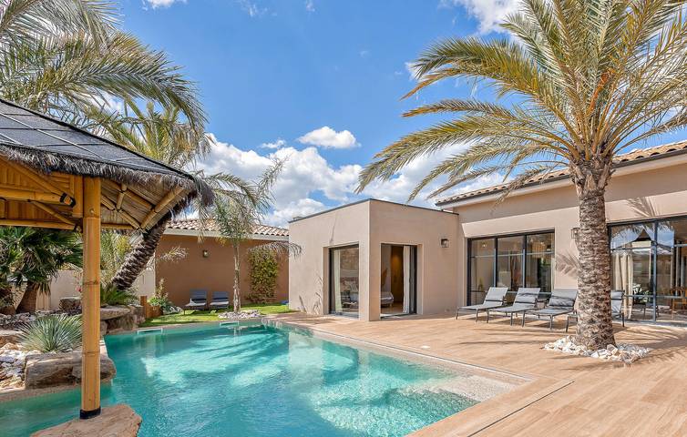 Location de vacances pour 12 personnes, avec jardin ainsi que piscine et terrasse à Puimisson