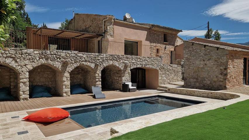 Villa pour 12 personnes, avec Balcon et Terrasse ainsi que Jardin et Piscine