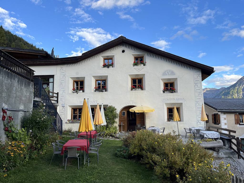 Hotel Pension Arina - Double room with c/w water sink, shared shower/shared toilet in Vnà, Valsot