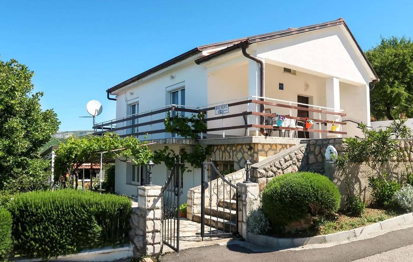 Ganze Ferienwohnung, Charmantes Apartment mit Meerblick, Terrasse, Parkplatz und WLAN in Sveti Juraj, Naturpark Velebit