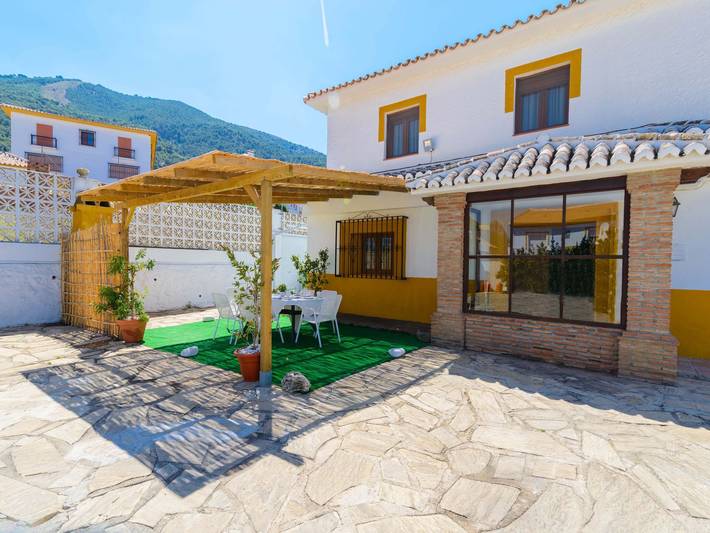 Ferienhaus für 7 Personen, mit Terrasse und Pool