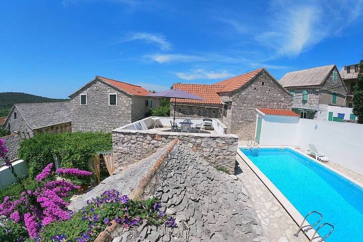 Villa pour 7 personnes, avec jardin et balcon dans Šolta