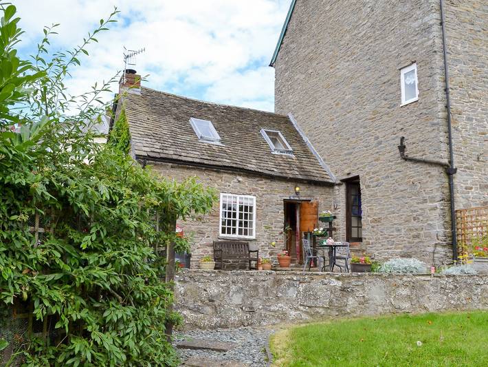 Holiday home for 2 people, with garden in Clun