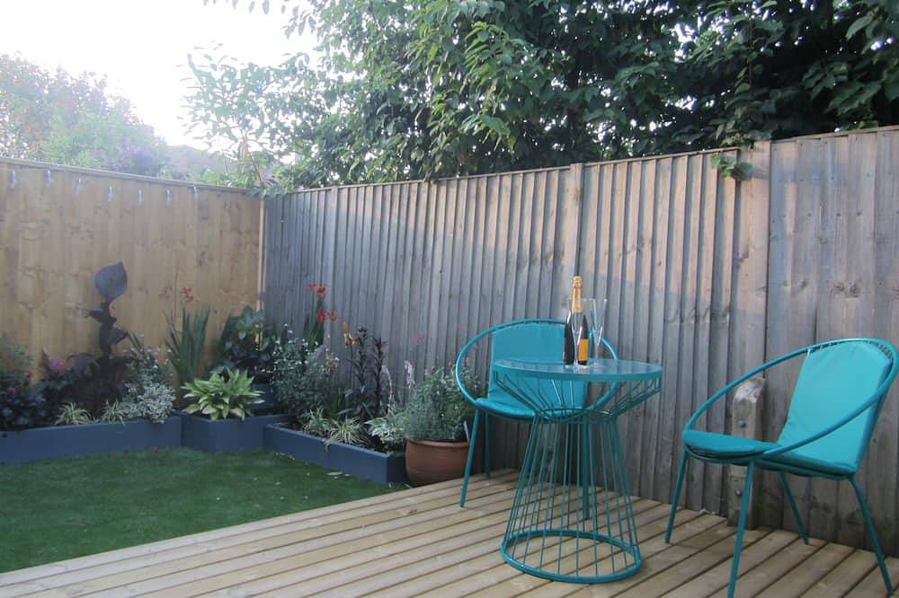 Entire apartment, Luxury 1 Bed  Flat  With Garden  - 2 Mins Walk To River  -  Dog Friendly in Bournemouth, South West England