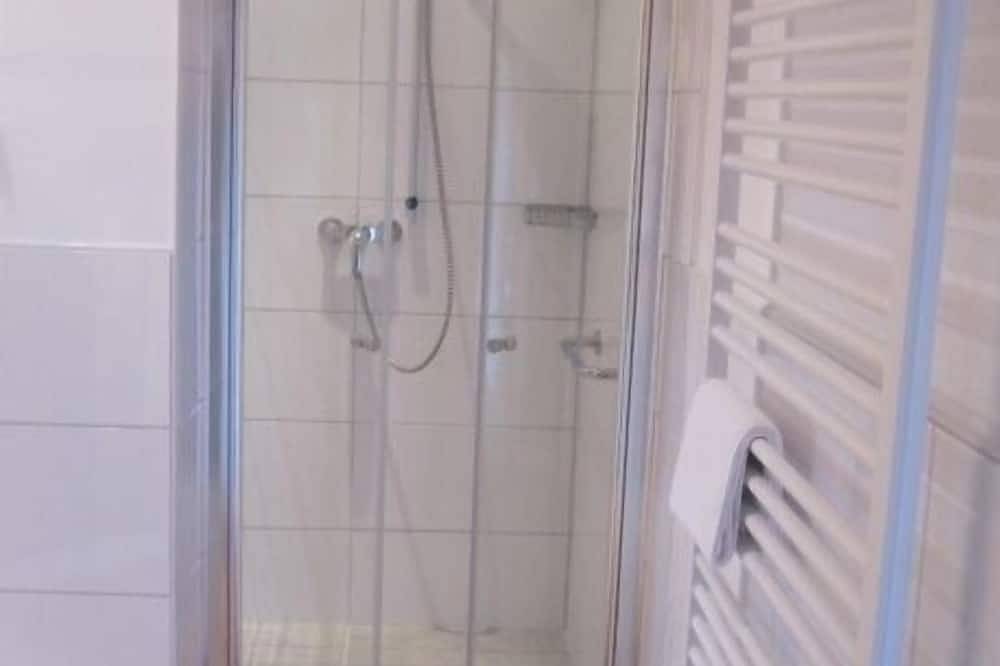 Ganze Wohnung, Ferienwohnung Milan, Gemütlichkeit mit Kaminofen, eigener Sauna und Loggia in Lissendorf, Vulkaneifel