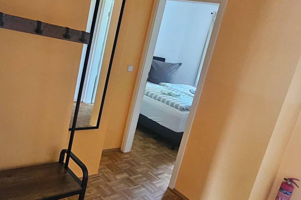Ganze Wohnung, Zentrales Ferienapartment mit Seeblick-Balkon. 250 m neben Schloss Rheinsberg in Rheinsberger See, Rheinsberg