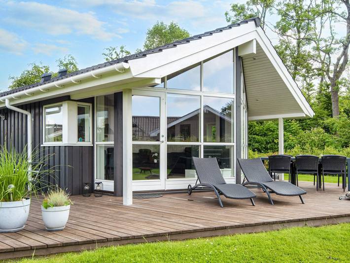 Ferieudlejning for 6 personer, med Terrasse og Have i Pøt Strandby