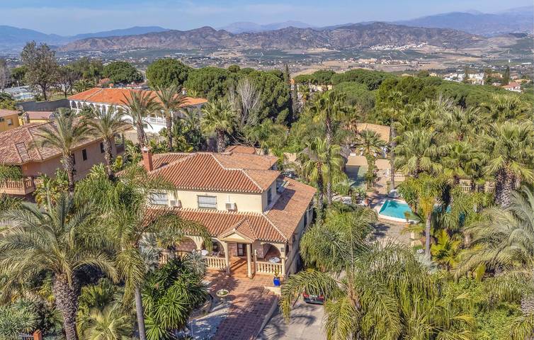 Casa de vacaciones para 10 personas, con jardín y jacuzzi además de terraza y piscina, Se admiten mascotas - 1