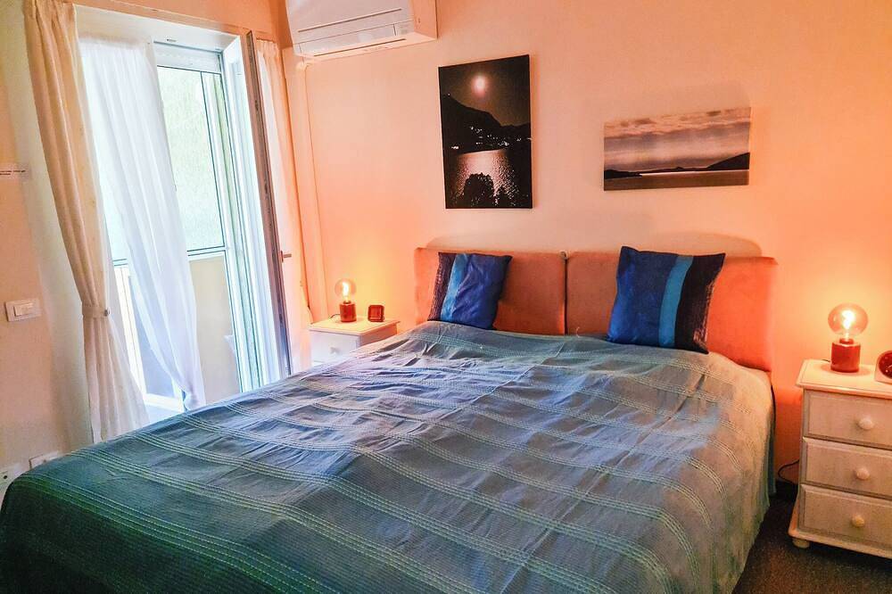 Ganze Wohnung, Attraktive 3½-Zimmer-Wohnung mit 2 Balkonen, Pool und Traumseesicht in Susello, Ghiffa