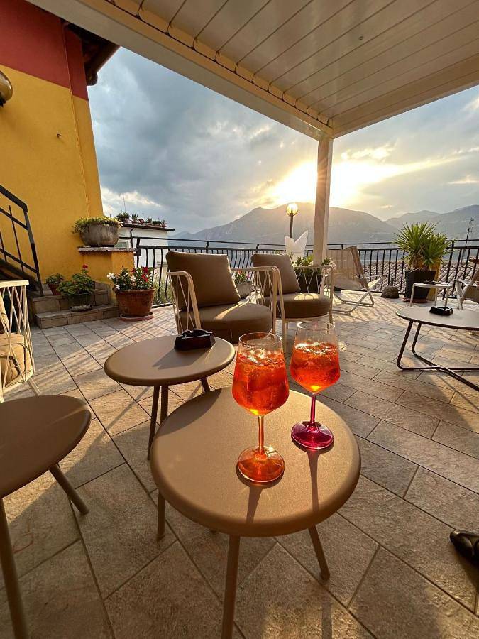 Hôtel pour 4 personnes, avec vue sur le lac ainsi que vue et terrasse