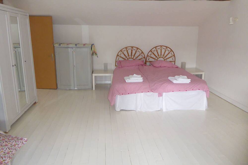 Ancienne Ferme Avec Piscine Privée Et Court De Tennis-Tarif Spécial Disponible in Fougeré, Région de La Roche-sur-Yon