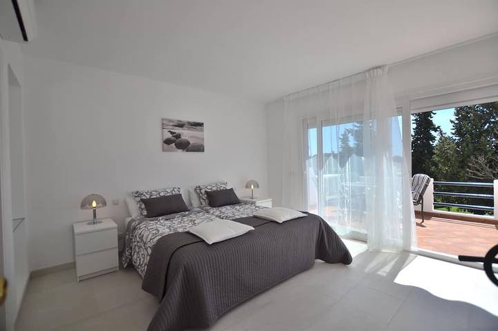 Haus, 3 Terrassen, direkt am Golfplatz, Schwimmbad, Tennisplatz. In Strandnähe in Nueva Andalucia Golf Valley, Marbella